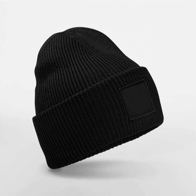 Gorro com dobra larga e patch tom sobre tom
