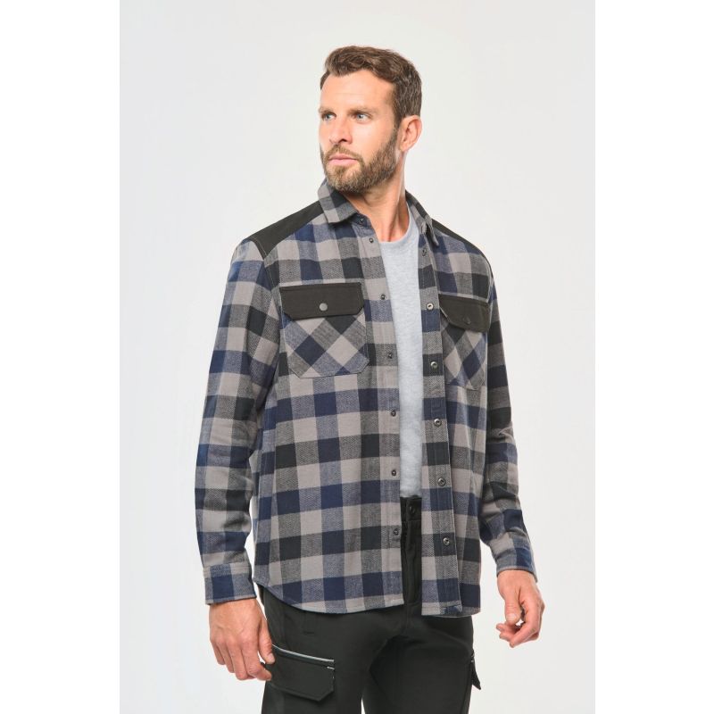 Camisa aos quadrados com bolsos de homem